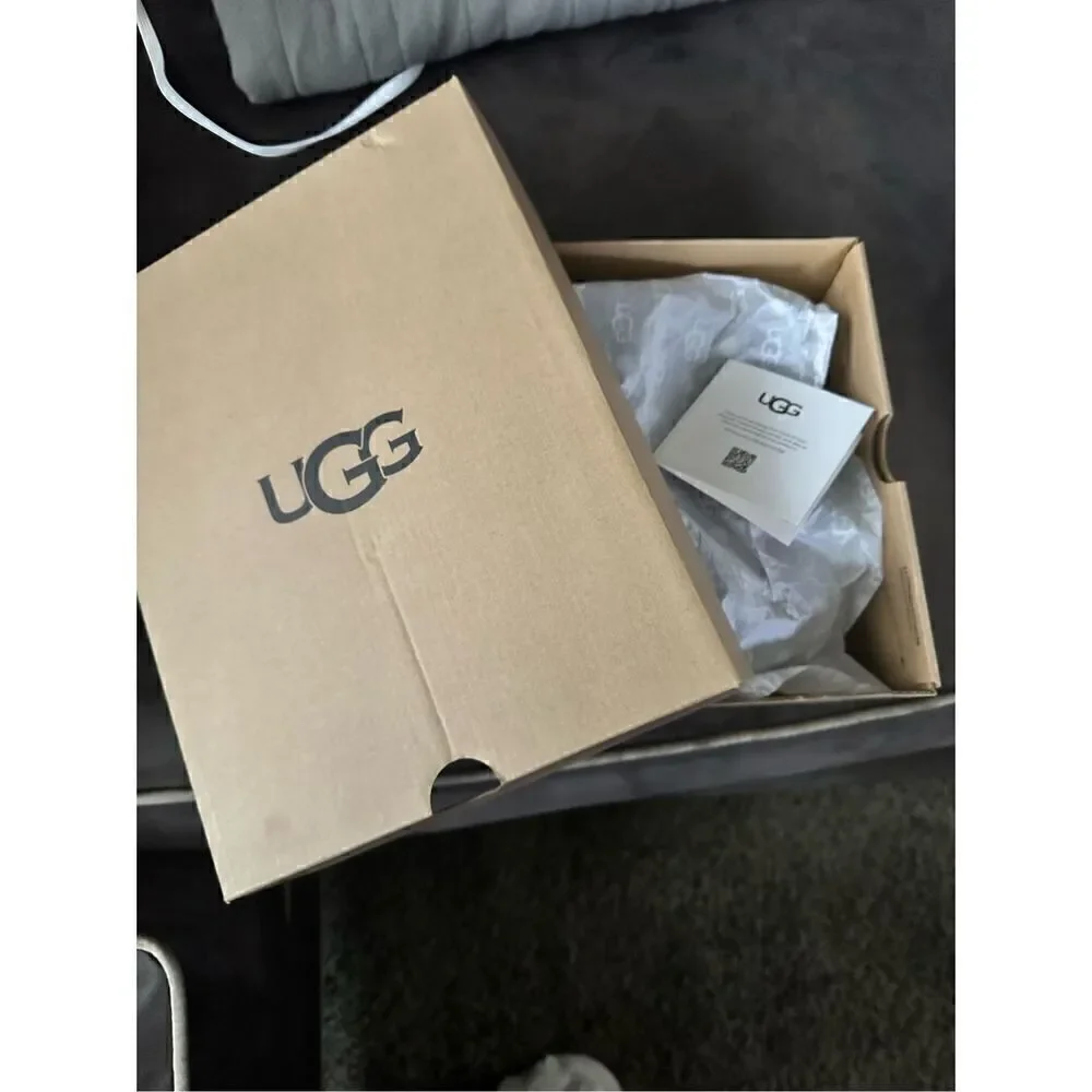 🔥UGG Classic mini Blk Logo boots-size 6